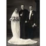 Nagyobb méret, esküvő, Budapest, menyasszony és vőlegény az atyával, ünnep, virág, pap, egyház, Horthy-korszak, 1937., 1930-as évek, Eredeti fotó, kartonra kasírozott papírkép.   