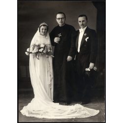   Nagyobb méret, esküvő, Budapest, menyasszony és vőlegény az atyával, ünnep, virág, pap, egyház, Horthy-korszak, 1937., 1930-as évek, Eredeti fotó, kartonra kasírozott papírkép.   