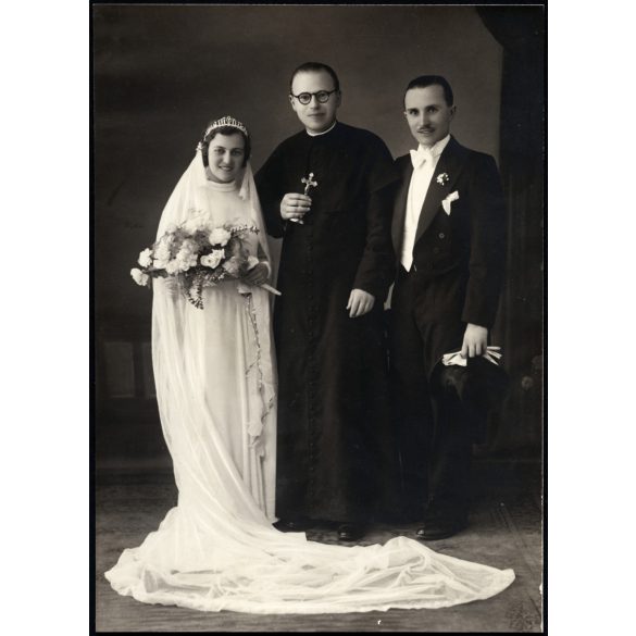 Nagyobb méret, esküvő, Budapest, menyasszony és vőlegény az atyával, ünnep, virág, pap, egyház, Horthy-korszak, 1937., 1930-as évek, Eredeti fotó, kartonra kasírozott papírkép.   