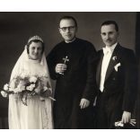 Nagyobb méret, esküvő, Budapest, menyasszony és vőlegény az atyával, ünnep, virág, pap, egyház, Horthy-korszak, 1937., 1930-as évek, Eredeti fotó, kartonra kasírozott papírkép.   