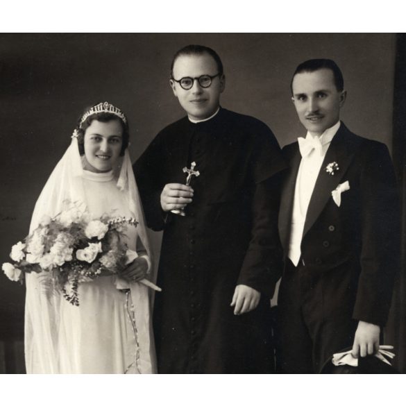 Nagyobb méret, esküvő, Budapest, menyasszony és vőlegény az atyával, ünnep, virág, pap, egyház, Horthy-korszak, 1937., 1930-as évek, Eredeti fotó, kartonra kasírozott papírkép.   