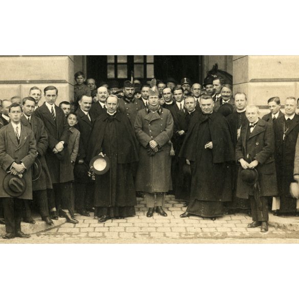 Nagyobb méret, középen Habsburg-Lotaringiai József Ferenc főherceg, mellette balra Vass József népjóléti miniszter, jobbra Rott Nándor veszprémi püspök, Veszprém, Vármegyeháza, Szent-Imrések vándorgyű