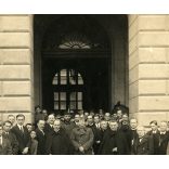 Nagyobb méret, középen Habsburg-Lotaringiai József Ferenc főherceg, mellette balra Vass József népjóléti miniszter, jobbra Rott Nándor veszprémi püspök, Veszprém, Vármegyeháza, Szent-Imrések vándorgyű