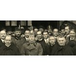 Nagyobb méret, középen Habsburg-Lotaringiai József Ferenc főherceg, mellette balra Vass József népjóléti miniszter, jobbra Rott Nándor veszprémi püspök, Veszprém, Vármegyeháza, Szent-Imrések vándorgyű