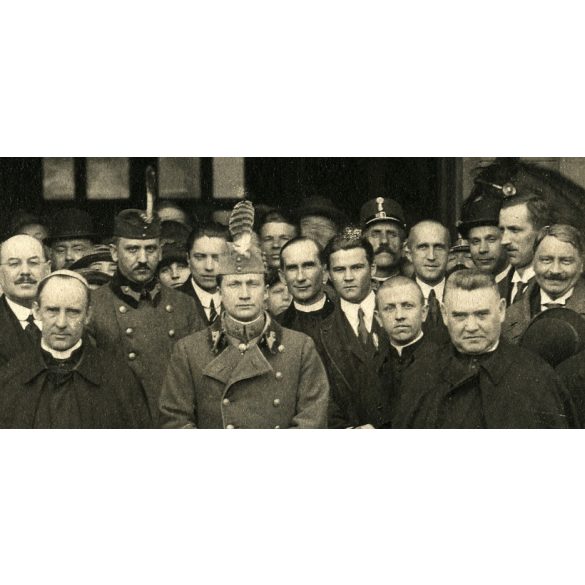 Nagyobb méret, középen Habsburg-Lotaringiai József Ferenc főherceg, mellette balra Vass József népjóléti miniszter, jobbra Rott Nándor veszprémi püspök, Veszprém, Vármegyeháza, Szent-Imrések vándorgyű