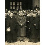 Nagyobb méret, középen Habsburg-Lotaringiai József Ferenc főherceg, mellette balra Vass József népjóléti miniszter, jobbra Rott Nándor veszprémi püspök, Veszprém, Vármegyeháza, Szent-Imrések vándorgyű