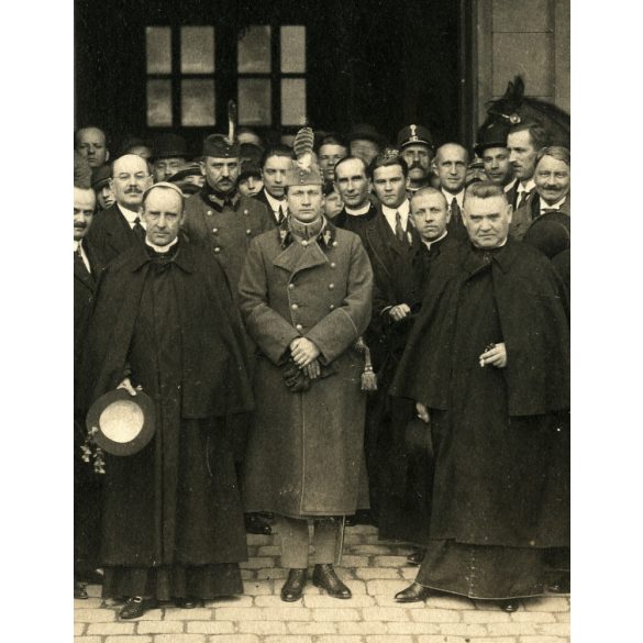 Nagyobb méret, középen Habsburg-Lotaringiai József Ferenc főherceg, mellette balra Vass József népjóléti miniszter, jobbra Rott Nándor veszprémi püspök, Veszprém, Vármegyeháza, Szent-Imrések vándorgyű