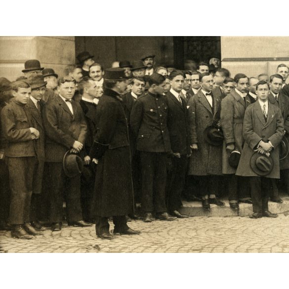 Nagyobb méret, középen Habsburg-Lotaringiai József Ferenc főherceg, mellette balra Vass József népjóléti miniszter, jobbra Rott Nándor veszprémi püspök, Veszprém, Vármegyeháza, Szent-Imrések vándorgyű