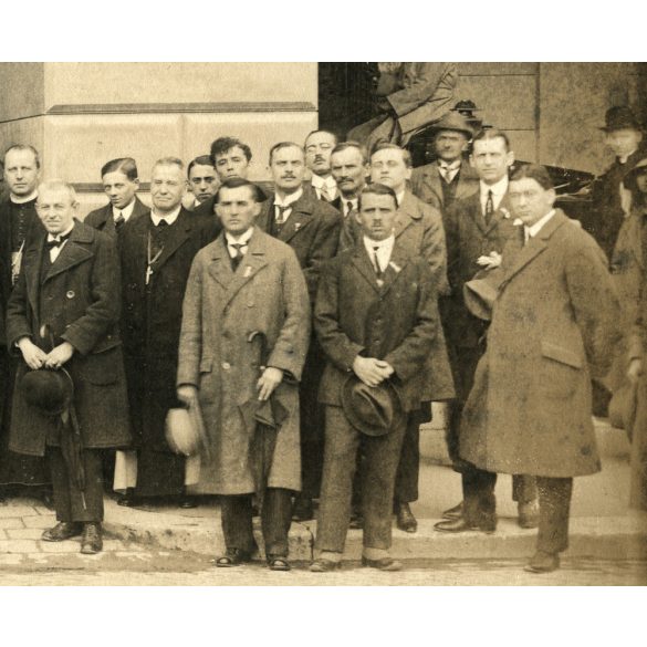 Nagyobb méret, középen Habsburg-Lotaringiai József Ferenc főherceg, mellette balra Vass József népjóléti miniszter, jobbra Rott Nándor veszprémi püspök, Veszprém, Vármegyeháza, Szent-Imrések vándorgyű