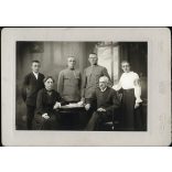 Nagyobb méret, Jelussich műterem,  ABBazia, Fiume, magyar családportré katona fiúkkal, egyenruha, érdemrend, 1. világháború, monarchia, 1910-es évek, Eredeti  nagyméretű kabinetfotó, felhajthatós védő