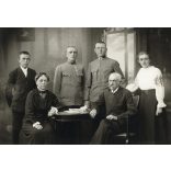 Nagyobb méret, Jelussich műterem,  ABBazia, Fiume, magyar családportré katona fiúkkal, egyenruha, érdemrend, 1. világháború, monarchia, 1910-es évek, Eredeti  nagyméretű kabinetfotó, felhajthatós védő