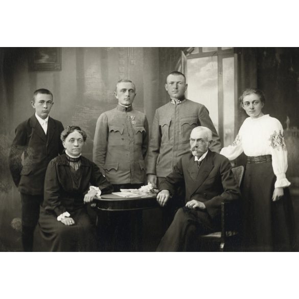 Nagyobb méret, Jelussich műterem,  ABBazia, Fiume, magyar családportré katona fiúkkal, egyenruha, érdemrend, 1. világháború, monarchia, 1910-es évek, Eredeti  nagyméretű kabinetfotó, felhajthatós védő
