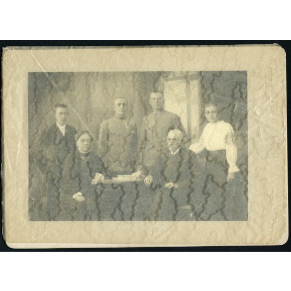 Nagyobb méret, Jelussich műterem,  ABBazia, Fiume, magyar családportré katona fiúkkal, egyenruha, érdemrend, 1. világháború, monarchia, 1910-es évek, Eredeti  nagyméretű kabinetfotó, felhajthatós védő