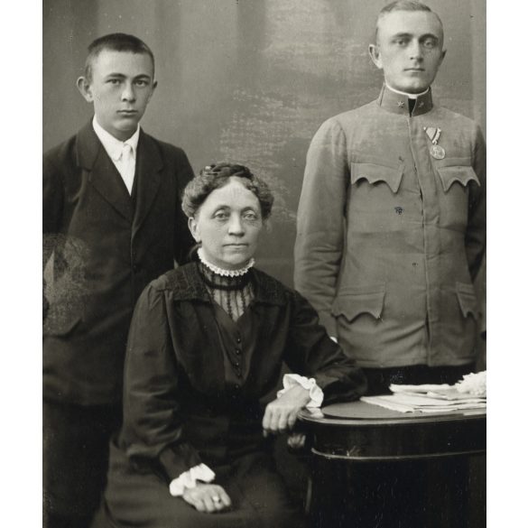 Nagyobb méret, Jelussich műterem,  ABBazia, Fiume, magyar családportré katona fiúkkal, egyenruha, érdemrend, 1. világháború, monarchia, 1910-es évek, Eredeti  nagyméretű kabinetfotó, felhajthatós védő