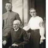 Nagyobb méret, Jelussich műterem,  ABBazia, Fiume, magyar családportré katona fiúkkal, egyenruha, érdemrend, 1. világháború, monarchia, 1910-es évek, Eredeti  nagyméretű kabinetfotó, felhajthatós védő