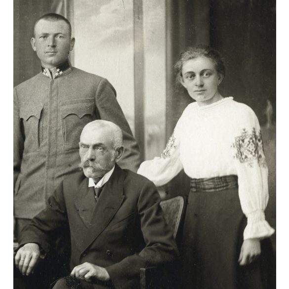 Nagyobb méret, Jelussich műterem,  ABBazia, Fiume, magyar családportré katona fiúkkal, egyenruha, érdemrend, 1. világháború, monarchia, 1910-es évek, Eredeti  nagyméretű kabinetfotó, felhajthatós védő