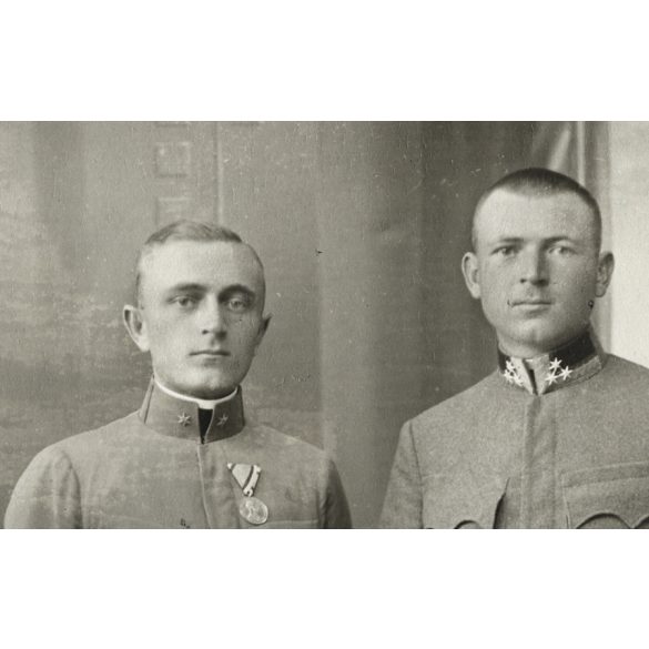 Nagyobb méret, Jelussich műterem,  ABBazia, Fiume, magyar családportré katona fiúkkal, egyenruha, érdemrend, 1. világháború, monarchia, 1910-es évek, Eredeti  nagyméretű kabinetfotó, felhajthatós védő