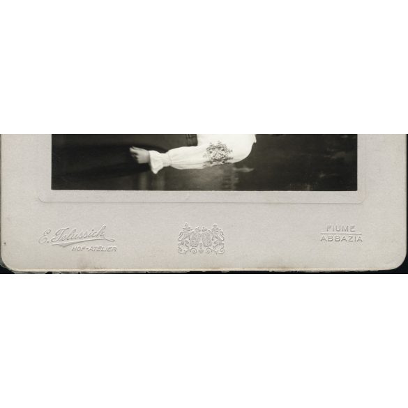 Nagyobb méret, Jelussich műterem,  ABBazia, Fiume, magyar családportré katona fiúkkal, egyenruha, érdemrend, 1. világháború, monarchia, 1910-es évek, Eredeti  nagyméretű kabinetfotó, felhajthatós védő