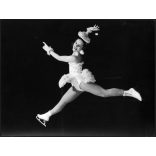 Nagyobb méret, Komlós Tibor munkája, műkorcsolyázó nő ugrása, jégbalett, sport, szocializmus, 1950-es évek, Eredeti fotó, hátulján feliratozott, pecséttel jelzett papírkép, dekorációnak, ajándéknak is