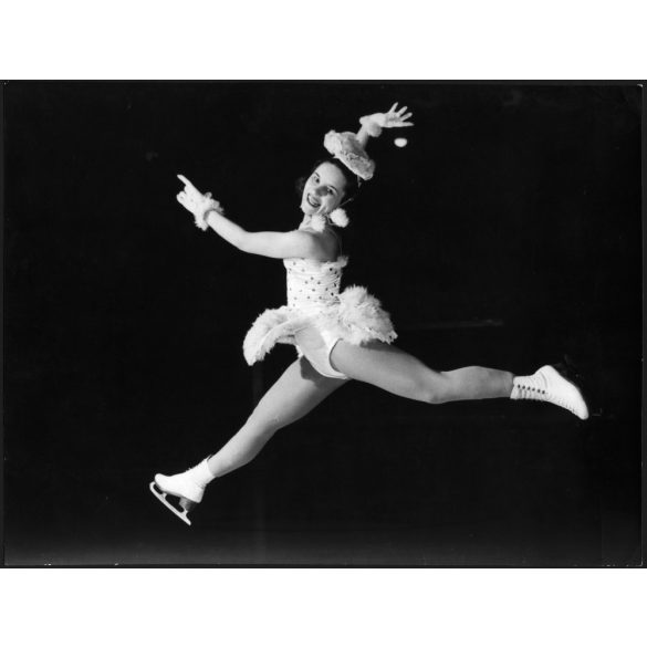 Nagyobb méret, Komlós Tibor munkája, műkorcsolyázó nő ugrása, jégbalett, sport, szocializmus, 1950-es évek, Eredeti fotó, hátulján feliratozott, pecséttel jelzett papírkép, dekorációnak, ajándéknak is