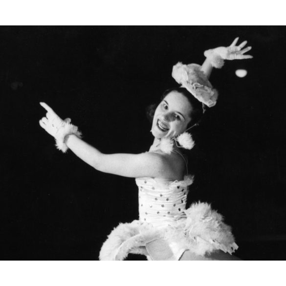 Nagyobb méret, Komlós Tibor munkája, műkorcsolyázó nő ugrása, jégbalett, sport, szocializmus, 1950-es évek, Eredeti fotó, hátulján feliratozott, pecséttel jelzett papírkép, dekorációnak, ajándéknak is