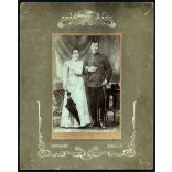 Nagyobb méret, Gondy és Egey műterem, Debrecen, házaspár, magyar katona különös egyenruhában, sapkajelvény, kard, ernyő, „Napóleon frizura”, 1. világháború előtt, monarchia, 1907, 1900-as évek, Eredet