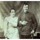 Nagyobb méret, Gondy és Egey műterem, Debrecen, házaspár, magyar katona különös egyenruhában, sapkajelvény, kard, ernyő, „Napóleon frizura”, 1. világháború előtt, monarchia, 1907, 1900-as évek, Eredet