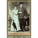 Nagyobb méret, Gondy és Egey műterem, Debrecen, házaspár, magyar katona különös egyenruhában, sapkajelvény, kard, ernyő, „Napóleon frizura”, 1. világháború előtt, monarchia, 1907, 1900-as évek, Eredet