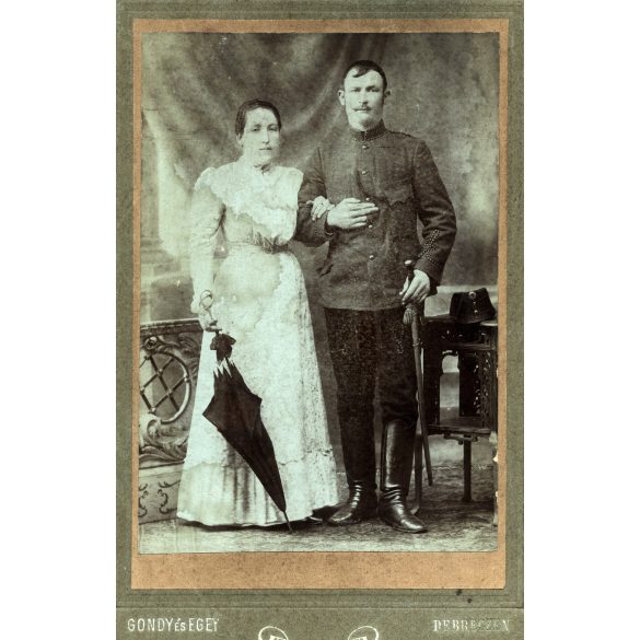 Nagyobb méret, Gondy és Egey műterem, Debrecen, házaspár, magyar katona különös egyenruhában, sapkajelvény, kard, ernyő, „Napóleon frizura”, 1. világháború előtt, monarchia, 1907, 1900-as évek, Eredet