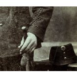 Nagyobb méret, Gondy és Egey műterem, Debrecen, házaspár, magyar katona különös egyenruhában, sapkajelvény, kard, ernyő, „Napóleon frizura”, 1. világháború előtt, monarchia, 1907, 1900-as évek, Eredet