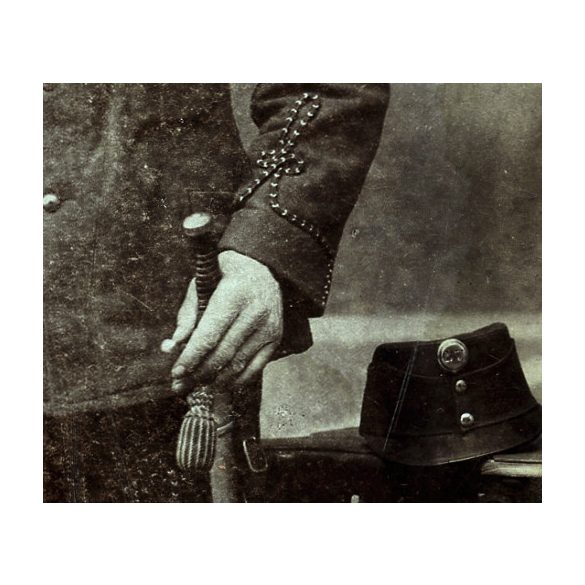 Nagyobb méret, Gondy és Egey műterem, Debrecen, házaspár, magyar katona különös egyenruhában, sapkajelvény, kard, ernyő, „Napóleon frizura”, 1. világháború előtt, monarchia, 1907, 1900-as évek, Eredet