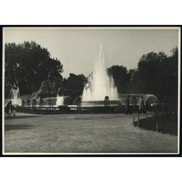 Nagyobb méret, szobor szökőkúttal, Budapest, Városliget, Sió tündér regéje-szoborcsoport, Horthy-korszak, helytörténet, 1930-as évek, Eredeti fotó, papírkép.   méret megközelítőleg (centiméterben): 13