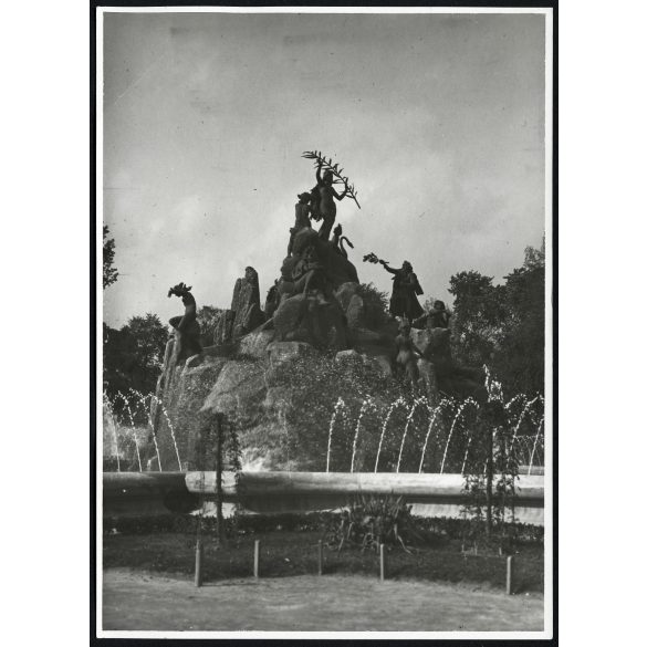 Nagyobb méret,  szobor szökőkúttal, Budapest, Városliget, Sió tündér regéje-szoborcsoport, Horthy-korszak, helytörténet, 1930-as évek, Eredeti fotó, papírkép.   