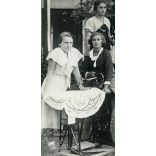 Nagyobb méret, Lehrbaum Sándor fényképész, Szerencs, lányok Csepel varrógépekkel, varrótanfolyam, Csepel varrógép poszter, Horthy-korszak, helytörténet, Borsod-Abaúj-Zemplén megye, 1920-as évek, Erede