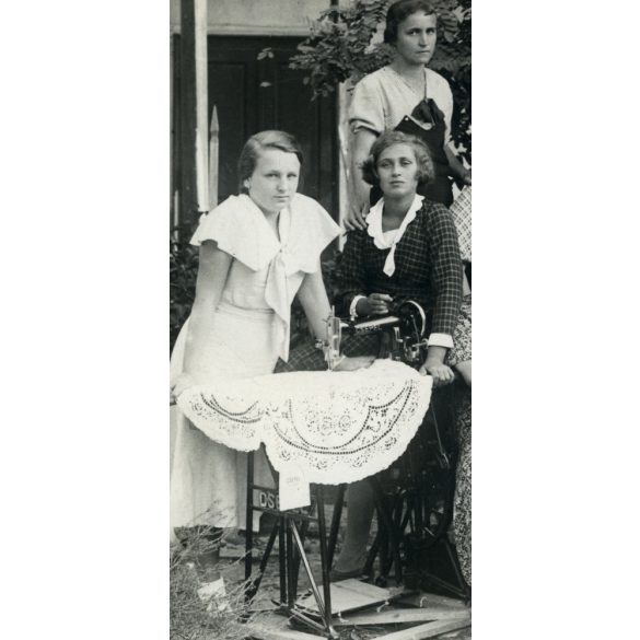Nagyobb méret, Lehrbaum Sándor fényképész, Szerencs, lányok Csepel varrógépekkel, varrótanfolyam, Csepel varrógép poszter, Horthy-korszak, helytörténet, Borsod-Abaúj-Zemplén megye, 1920-as évek, Erede