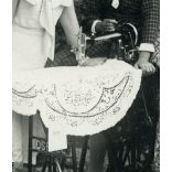 Nagyobb méret, Lehrbaum Sándor fényképész, Szerencs, lányok Csepel varrógépekkel, varrótanfolyam, Csepel varrógép poszter, Horthy-korszak, helytörténet, Borsod-Abaúj-Zemplén megye, 1920-as évek, Erede