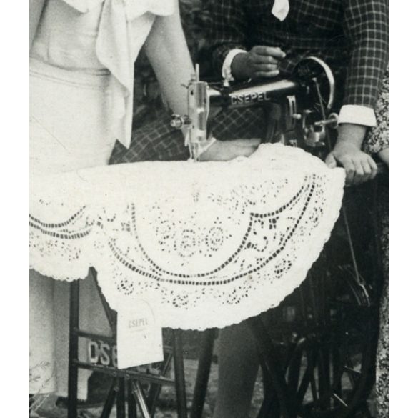 Nagyobb méret, Lehrbaum Sándor fényképész, Szerencs, lányok Csepel varrógépekkel, varrótanfolyam, Csepel varrógép poszter, Horthy-korszak, helytörténet, Borsod-Abaúj-Zemplén megye, 1920-as évek, Erede
