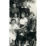 Nagyobb méret, Lehrbaum Sándor fényképész, Szerencs, lányok Csepel varrógépekkel, varrótanfolyam, Csepel varrógép poszter, Horthy-korszak, helytörténet, Borsod-Abaúj-Zemplén megye, 1920-as évek, Erede