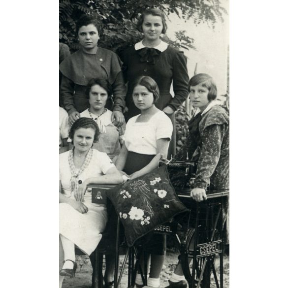 Nagyobb méret, Lehrbaum Sándor fényképész, Szerencs, lányok Csepel varrógépekkel, varrótanfolyam, Csepel varrógép poszter, Horthy-korszak, helytörténet, Borsod-Abaúj-Zemplén megye, 1920-as évek, Erede