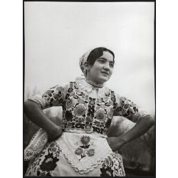   Nagyobb méret, Szendrő István fotóművészeti alkotása, géderlaki (Bács-Kiskun megye) népviseletben, 1930-as évek. Eredeti, pecséttel jelzett fotó, papírkép, Agfa Brovira papíron. 