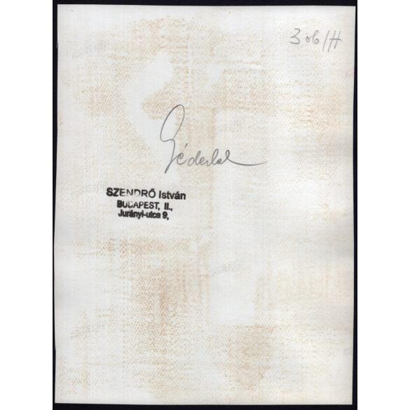 Nagyobb méret, Szendrő István fotóművészeti alkotása, géderlaki (Bács-Kiskun megye) népviseletben, 1930-as évek. Eredeti, pecséttel jelzett fotó, papírkép, Agfa Brovira papíron. 