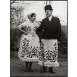 Nagyobb méret, Szendrő István fotóművészeti alkotása, ifjú pár, géderlaki (Bács-Kiskun megye) népviseletben, szoknya, suba, 1930-as évek. 