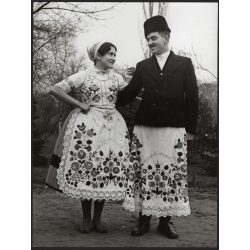   Nagyobb méret, Szendrő István fotóművészeti alkotása, ifjú pár, géderlaki (Bács-Kiskun megye) népviseletben, szoknya, suba, 1930-as évek. 
