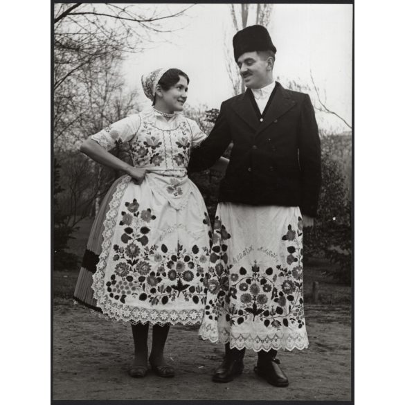 Nagyobb méret, Szendrő István fotóművészeti alkotása, ifjú pár, géderlaki (Bács-Kiskun megye) népviseletben, szoknya, suba, 1930-as évek. 