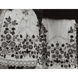 Nagyobb méret, Szendrő István fotóművészeti alkotása, ifjú pár, géderlaki (Bács-Kiskun megye) népviseletben, szoknya, suba, 1930-as évek. 