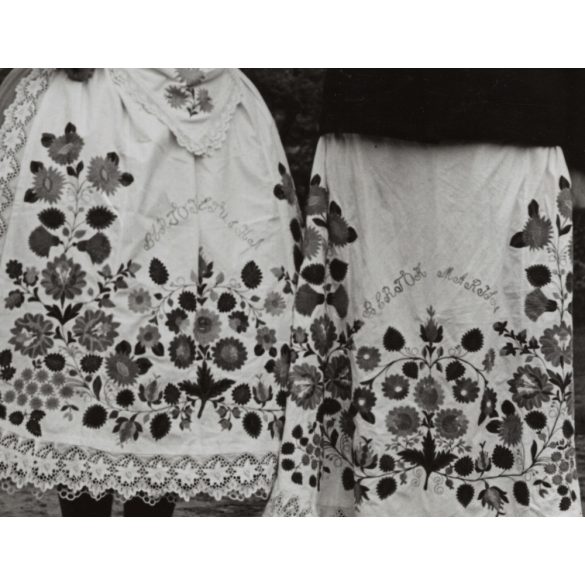 Nagyobb méret, Szendrő István fotóművészeti alkotása, ifjú pár, géderlaki (Bács-Kiskun megye) népviseletben, szoknya, suba, 1930-as évek. 