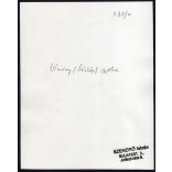 Nagyobb méret, Szendrő István fotóművészeti alkotása, asszonyok, őcsényi (Tolna megye) népviseletben a fonószék mellett, rokka, népi motívumok, tányérok, 1930-as évek. Eredeti, pecséttel jelzett fotó,