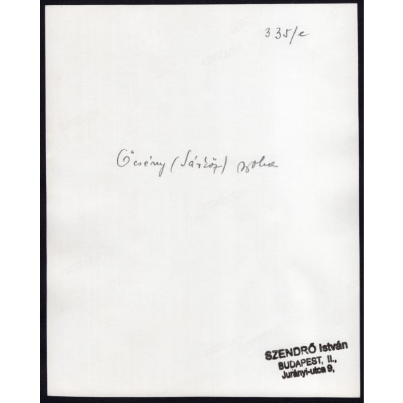 Nagyobb méret, Szendrő István fotóművészeti alkotása, asszonyok, őcsényi (Tolna megye) népviseletben a fonószék mellett, rokka, népi motívumok, tányérok, 1930-as évek. Eredeti, pecséttel jelzett fotó,