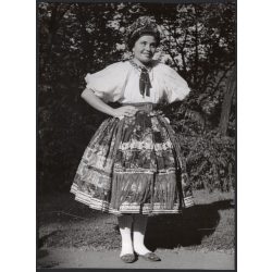   Nagyobb méret, Szendrő István fotóművészeti alkotása, fiatal lány, őcsényi (Tolna megye) népviseletben, szoknya, nyaklánc, fejfedő, 1930-as évek. 