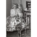 Nagyobb méret, Szendrő István fotóművészeti alkotása, őcsényi (Tolna megye, Sárköz) népviseletben a fonószék árnyékában, díszes bútor, motívumok, 1930-as évek. 